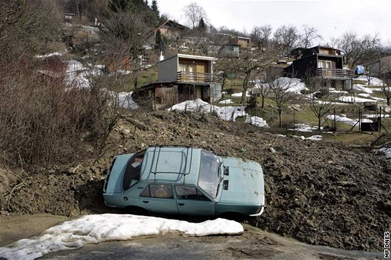 Sesuv pdy v zahrádkáské kolonii ve Vsetín po jarní povodni v roce 2006.