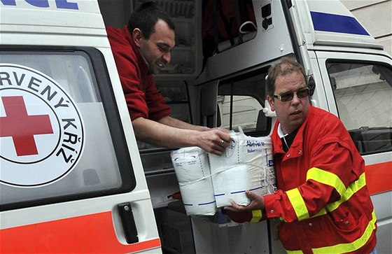 Oblastní spolek eského erveného kíe Hradec Králové shromauje materiální humanitární sbírku na pomoc lidem v oblastech postiených záplavami. (18. kvtna 2010)
