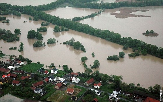 Záplavy z letadla -  rozlitá Odra mezi Monovem a Ostravou (18. kvtna 2010)