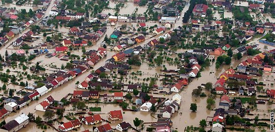 Obce na Perovsku stále ekají na vtinu protipovodových opatení navrených po záplavách v roce 1997. Velká voda je tak nadále ohrouje, napíklad Troubky byly výrazn zaplaveny i v kvtnu 2010 (na snímku).