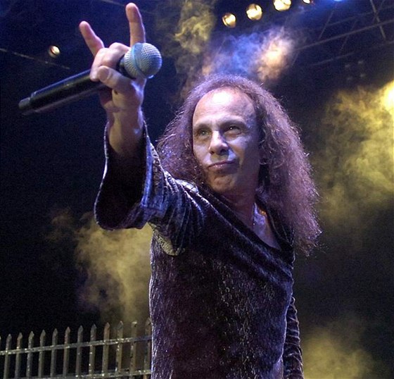 Ronnie James Dio pi koncert ve výcarském Montreux v roce 2007