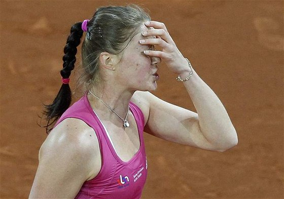 Dinara Safinová se zlobí. ece Kláe Zakopalové nakonec v Madridu podlehla dvakrát 6:7.