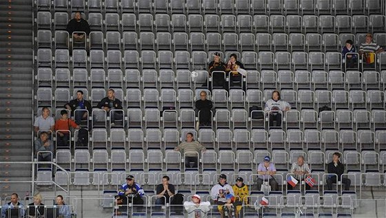 Proídlé ochozy na stadionu v Mannheimu pi utkání eských hokejist s Norskem. 