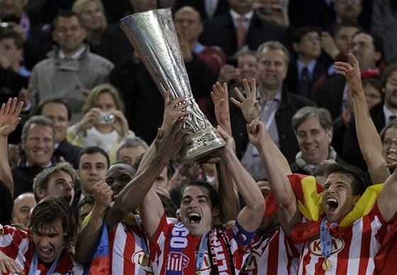 POHÁR JE NÁ. Fotbalisté Atlétika Madrid s trofejí pro vítze Evropské ligy. 