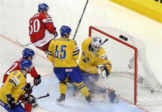 védský branká Jonas Gustavsson kapituloval, eský stelec gólu Tomá Rolinek se spokojen ohlíí za pukem.