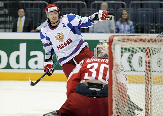 GÓL. Alexander Ovekin z Ruska oslavuje gól do branky Dánska.