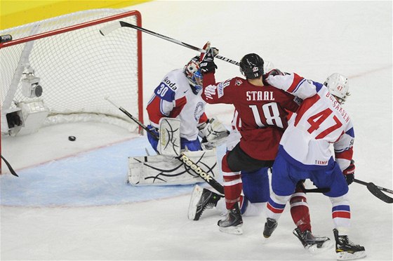 Marc Staal (v erveném) sleduje, jak padá první gól Kanady v zápase s Norskem.