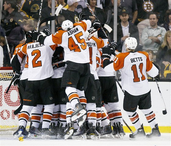 Hokejisté Philadelphie se radují z rozhodujícího vítzství v Bostonu a z postupu do finále Východní konference NHL. Vlevo slaví i eský obránce Luká Krajíek. 