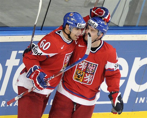 Tomá Rolinek (vlevo) a Petr Koukal se radují z gólu v utkání s Lotyskem.