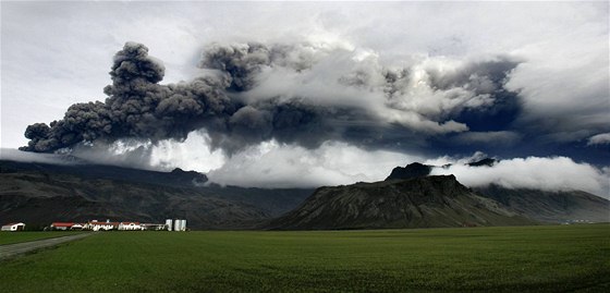 Prach nad islandským vulkánem Eyjafjallajökull