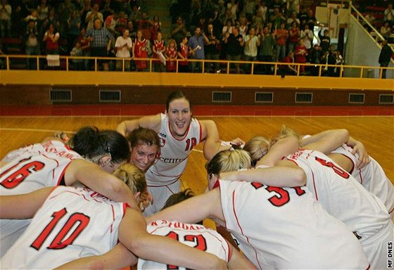 Basketbalistky Studánky Pardubice vyhrály první ligu a postupují do nejvyí soute