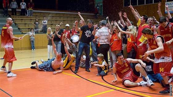 Basketbalisté BA Sparta slaví s fanouky triumf v první lize. Vlevo se ampaským Jakub Skála
