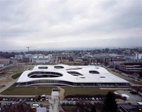 Rolex Learning Center v Lausanne od ateliéru Sanaa vypadá jako ementál