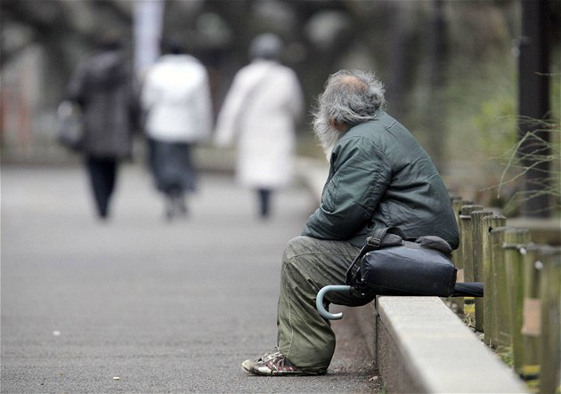 Japonský bezdomovec v Tokiu. Ilustraní foto