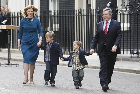 Gordon Brown s rodinou opout Downing Street pot, co rezignoval na post pedsedy vldy. (11. kvtna 2010)