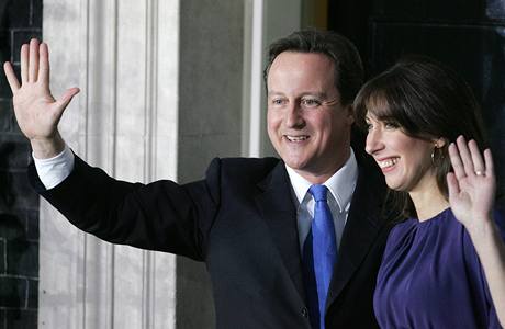 Nov britsk ministersk pedseda David Cameron s manelkou Samanthou po pjezdu do Downing Street 10. (11. kvtna 2010)