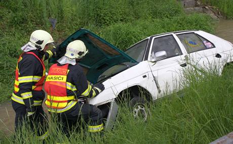 Auto skonilo v potoce stechou dol, obyvatelm Bohuslavic se podailo zachrnit posdku a otoit jej na bok. (14. kvtna 2010)