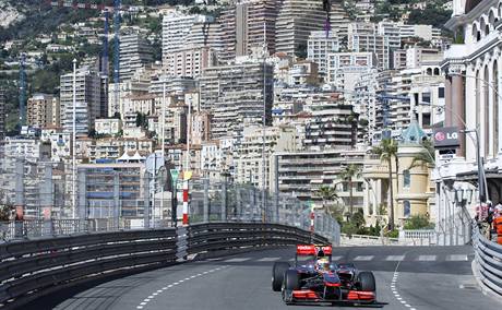 Fernando Alonso v ulicch Monaka pi prvnm trninku na Velkou cenu