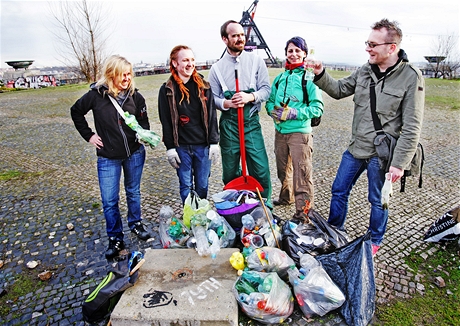 Guerilla gardening - "partyznt zahradnci" sbraj odpadky a vysazuj kvtiny na veejnch mstech