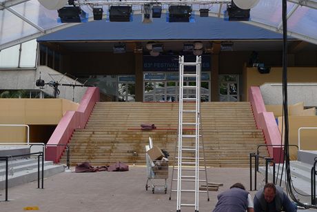 Cannes 2010 - schody bez rudho koberce