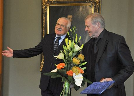 Prezident Vclav Klaus (vlevo) ocenil na Praskm hrad jazzovho zpvka Ladislava Kerndla (12. kvtna 2010)