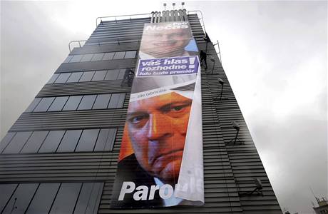 Reklamn plachta s Petrem Neasem a Jim Paroubkem je upevovna na budovu praskho sdla ODS. (14. kvtna 2010)
