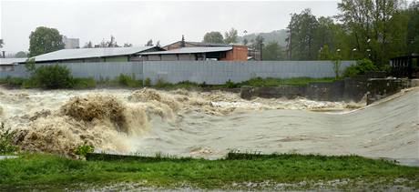 Rozbouen eka Ostravice na splavu ve Svianov. (17. kvtna 2010)