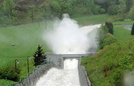 Odpoutn vody z pehrady ance. (18. kvtna 2010)