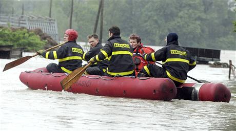 Hasii vezou statkku Janu Marcolovou zkontrolovat zvata, kter zstala v hospodskch budovch. (18. kvtna 2010)