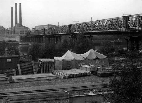 Stavba tramvajovho mostu v Troji