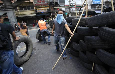 Demonstranti bojuj proti armd v centru Bangkoku (14. kvtna 2010)