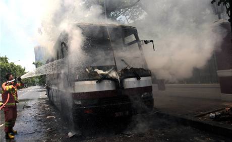 Demonstranti zaplili v centru Bangkoku autobus (14. kvtna 2010)