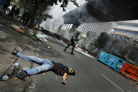 Mrtv protestujc po bojch v centru thajsk metropole Bangkoku (19. kvtna 2010)