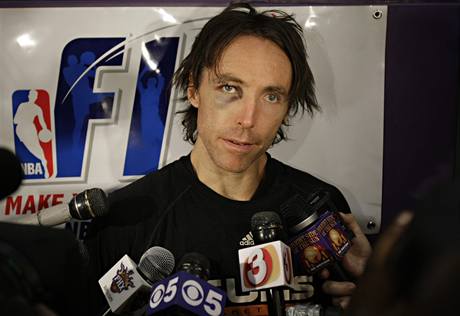 Steve Nash z Phoenixu Suns na trninku odpovd novinm ped startem konferennho finle s LA Lakers