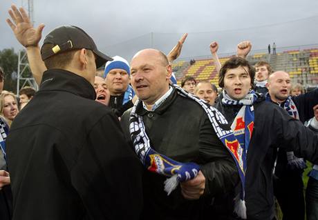 Ostravsk trenr Miroslav Koubek a fanouci Banku