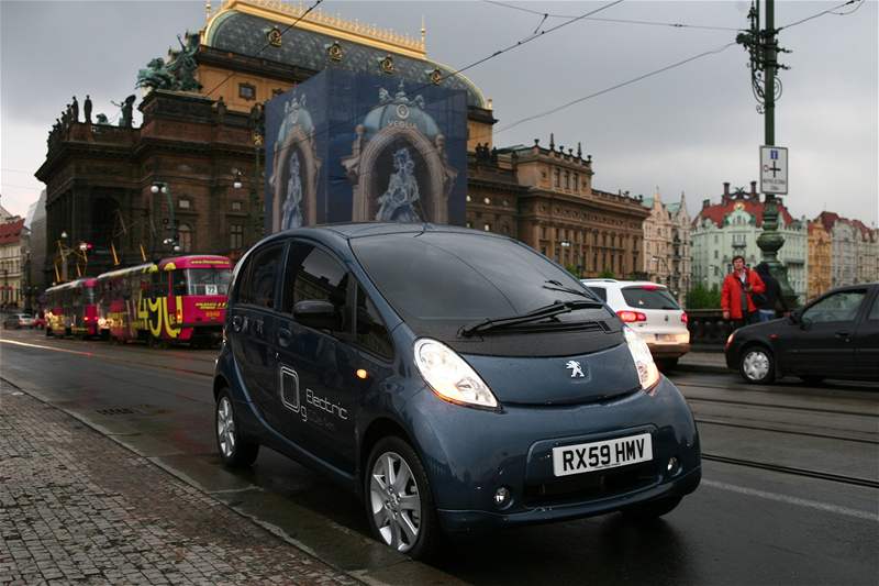 Peugeot iON. Práv takové vozítko budou pítí týden testovat studenti v Táboe. Ilustraní foto