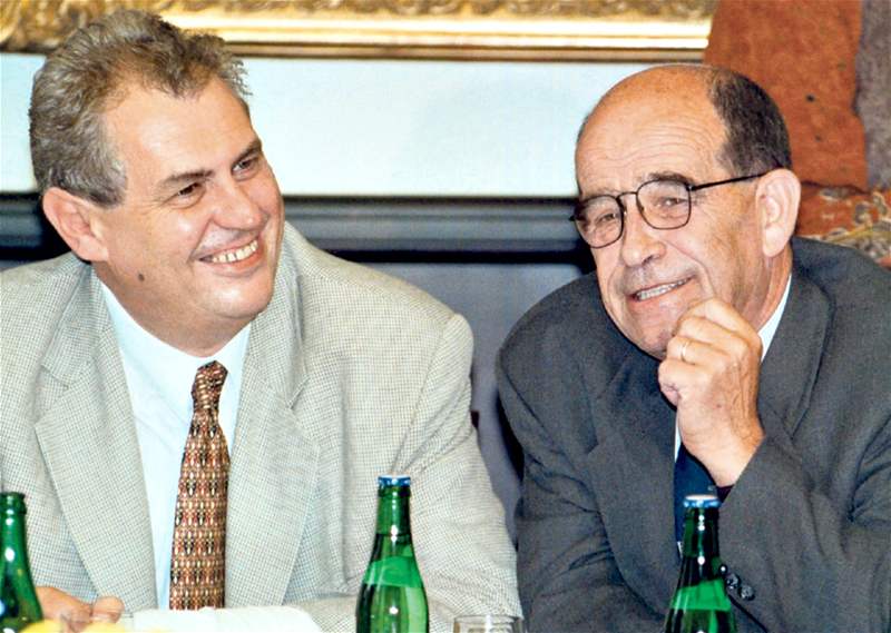 V srpnu 1998 byl Otakar Motejl zvolen ministrem spravedlnosti, odeel kvli reform justice.