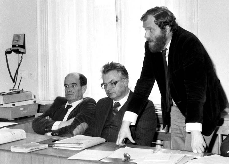 OBHÁJCI DISIDENT. Snímek z bezna 1987, kdy Otakar Motejl (vlevo) a Tomá Sokol (vpravo) hájili u soudu obvinné pedstavitele Jazzové sekce.