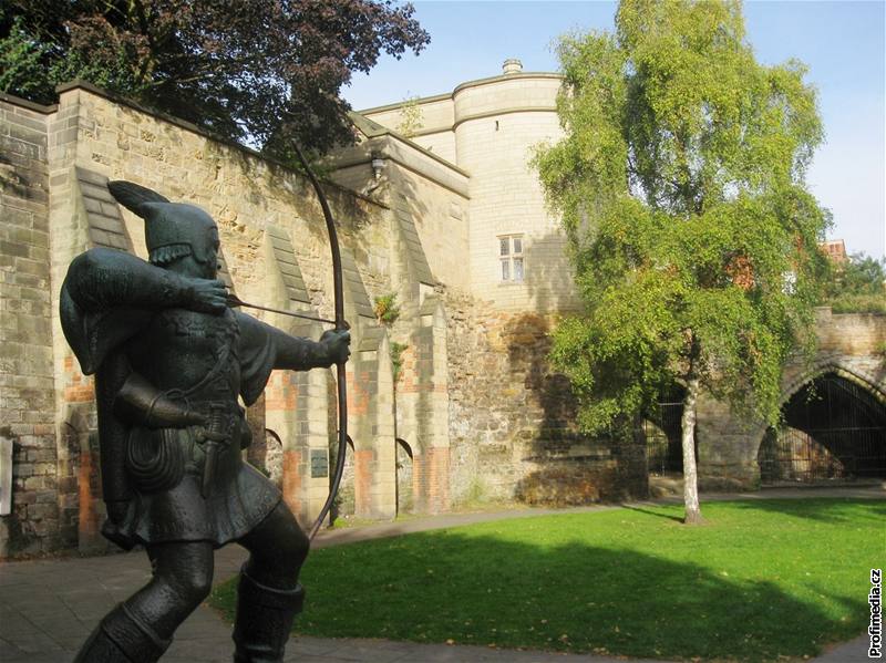 Británie. Nottinghamský hrad a socha Robina Hooda