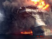 Vrtn ploina Deepwater Horizon na snmku z 22. kvtna, ped tm, ne se potopila na dno Mexickho zlivu