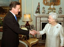 Britsk krlovna Albta II. jmenuje Davida Camerona novm premirem. (11. kvtna 2010)