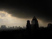Nad Bangkokem se vzn sloup ernho dmu (17. kvtna 2010)
