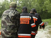 Zchrani se chystaj evakuovat obyvatele vesnice Zasole Bielanskie na jihu Polska (17. kvtna 2010)
