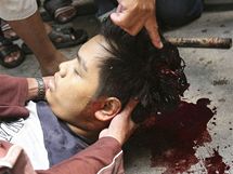 Rann po stetech mezi bezpenostnmi slokami a protivldnmi demontranty v thajskm Bangkoku (15. kvtna 2010)
