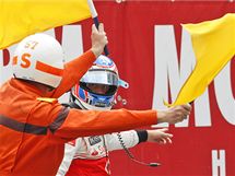 KONEC. Jenson Button po technick porue svho McLarenu oput tra v Monaku.