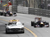 SAFETY CAR. Red Bully jedou za Safety Carem (vpravo Webber, vzadu Vettel).
