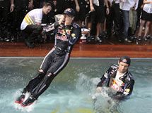 V BAZNU. Piloti Red Bullu Mark Webber (vpravo) a Sebestian Vettel oslavuj double ve Velk cen Monaka skokem do vody.
