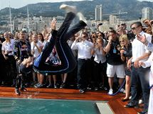 V BAZNU. Mark Webber oslavuje vtzstv ve Velk cen Monaka skokem do vody.