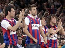 Fotbalist Barcelony byli pi finle basketbalov Euroligy v rolch fanouk. Zleva Sergio Busquets, Gerard Piqu, Bojan Krkic a Carles Puyol