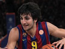 Ricky Rubio (vlevo) z Barcelony unik J. R. Holdenovi z CSKA Moskva